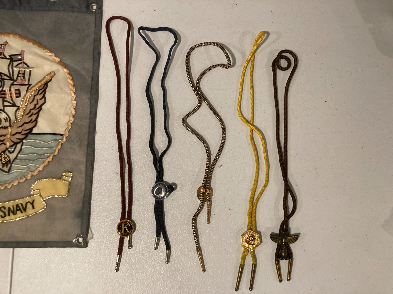 GROUP OF MILITARY PATCHES, PINS AND MEDALS. WWII