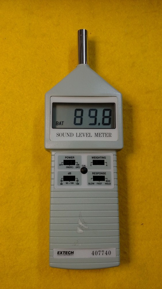 EXTECH INSTRUMENTS SOUND LEVEL METER W/ CASE (NOT A FULL SET-LOOK CLOSELY!)