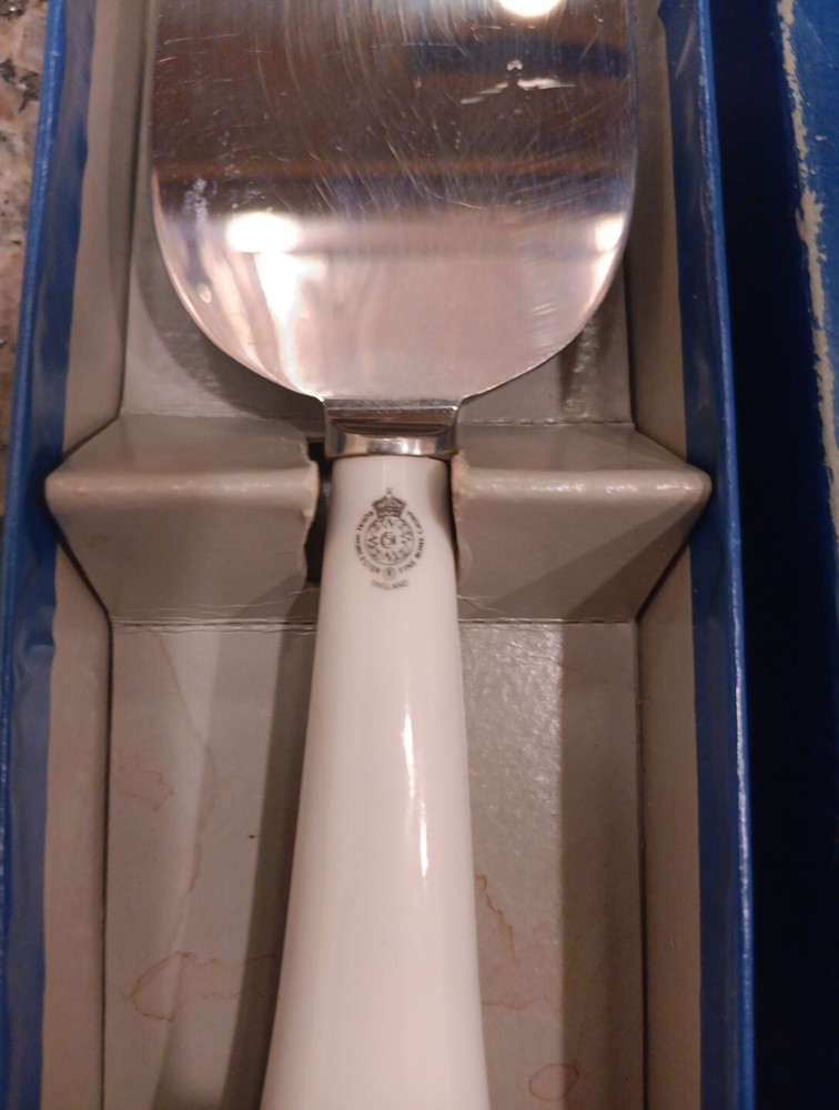 Royal Worcester Howard (Ruby) Fine Bone China Cake Slice / Server 1989 - 1994 JG