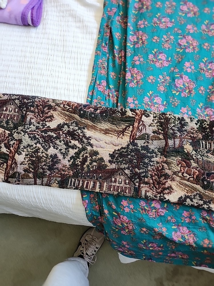 Amrose Table Runner
