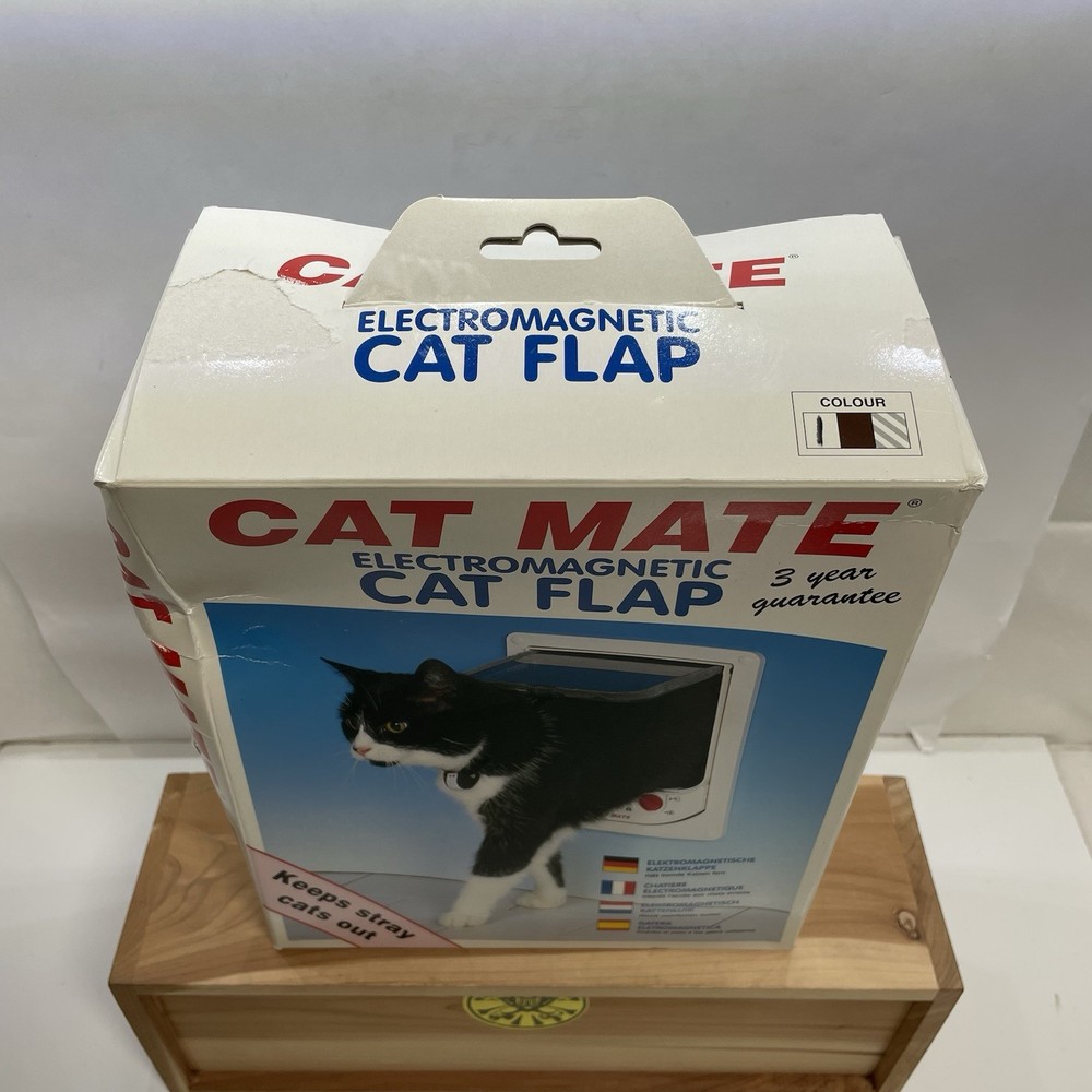 Cat Mate 4-Way Electromagnetic Cat Flap with 2 Keys - White