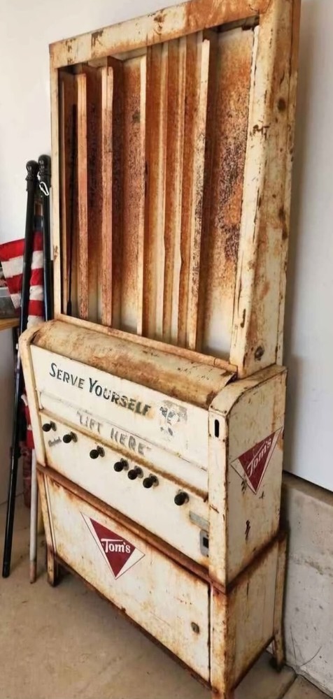 Tom's Toasted Peanuts Vending Machine