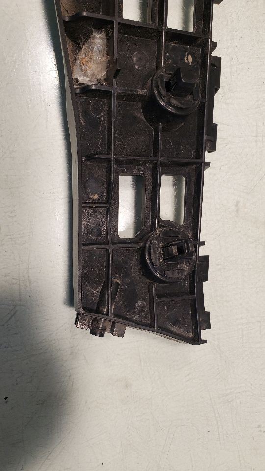 PRIUS 2014 RH FRONT BUMP BRACKET