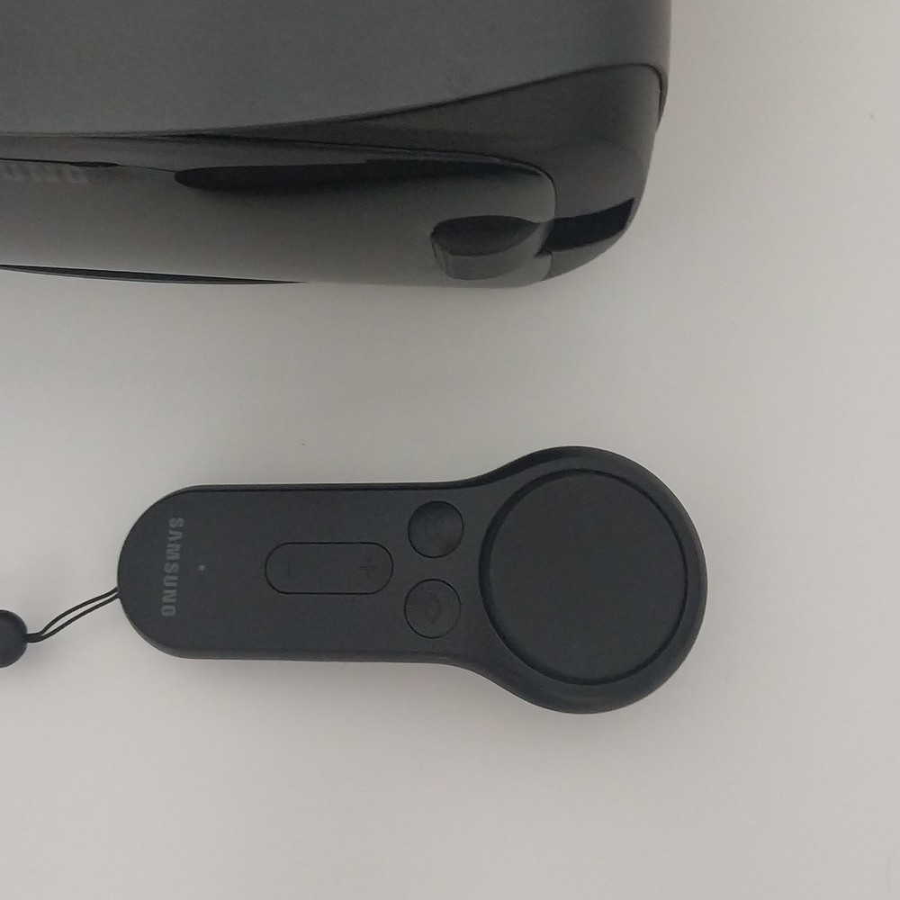 Samsung VR Oculus SM-R324NZAAXAR Goggles with Controller, Open Box-TESTED