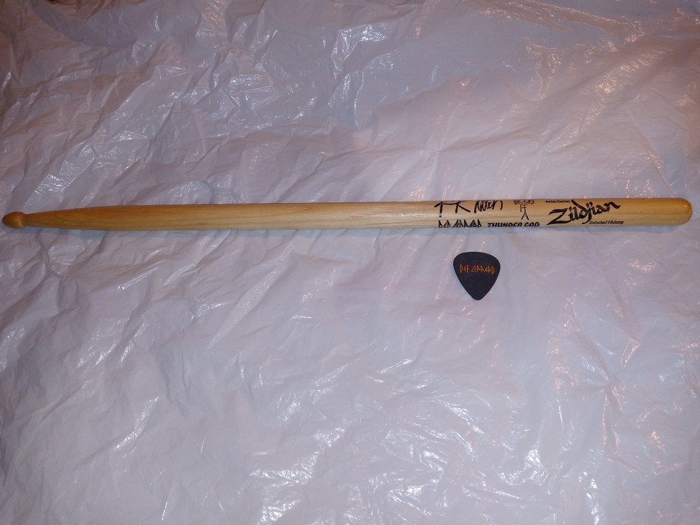 DEF LEPPARD Logo Signature Drumstick 1999 Tour DRUM STICK + 2022 Guitar Pick #1