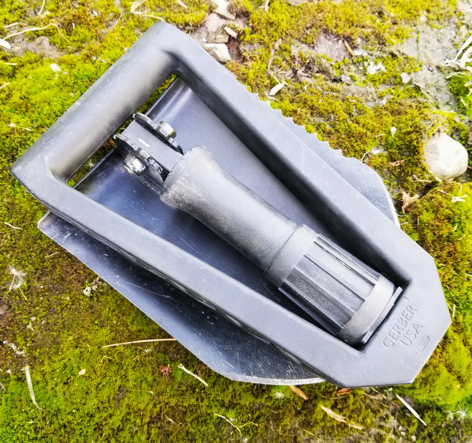 US Military GERBER 2000 E-TOOL Entrenching Folding Shovel w/ SERRATED EDGE VGC