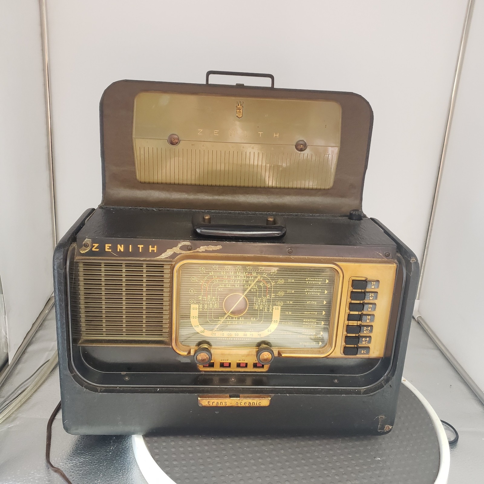 Zenith Trans-Oceanic Portable Shortwave Tube Radio 1950's Power Up
