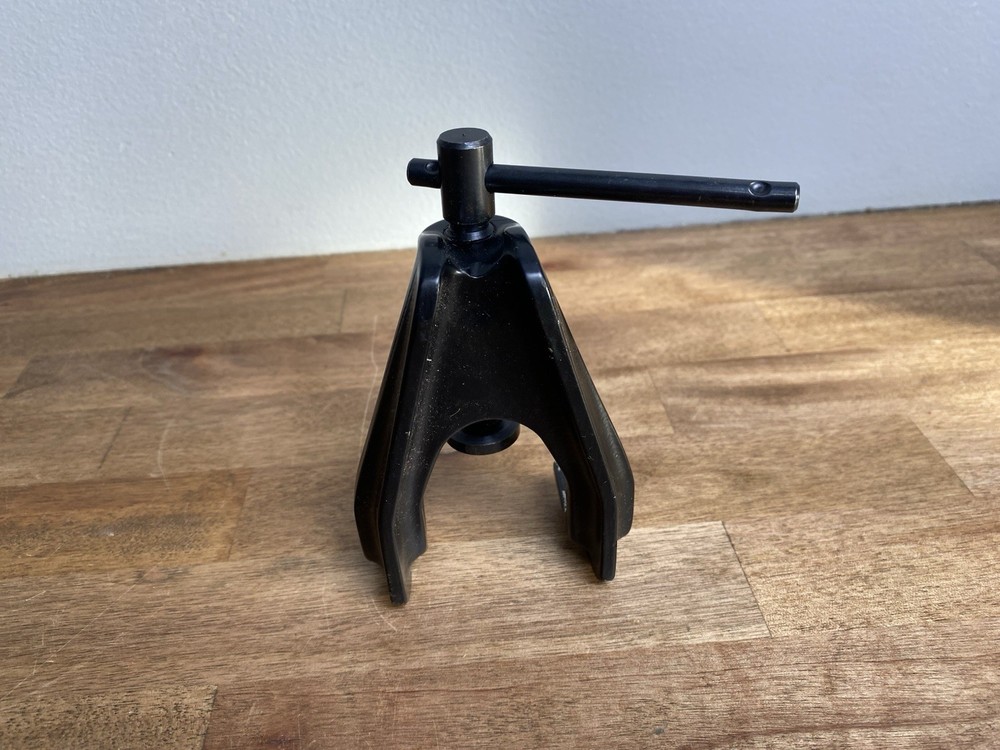 REDDING DOUBLE "C" CLAMP FOR POWDER MEASURES - RELOADING