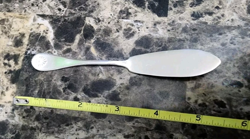 WM A ROGERS/ONEIDA ANTIQUE c1898 SHELL TINY SILVERPLATED MASTER BUTTER KNIFE 🧈