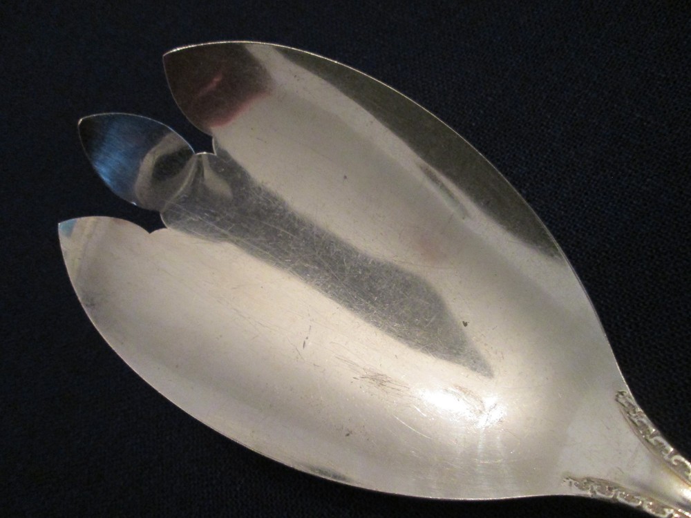 SALAD SERVING FORK! Vintage Wm ROGERS ONEIDA silverplate BERKELEY pattern LOVELY