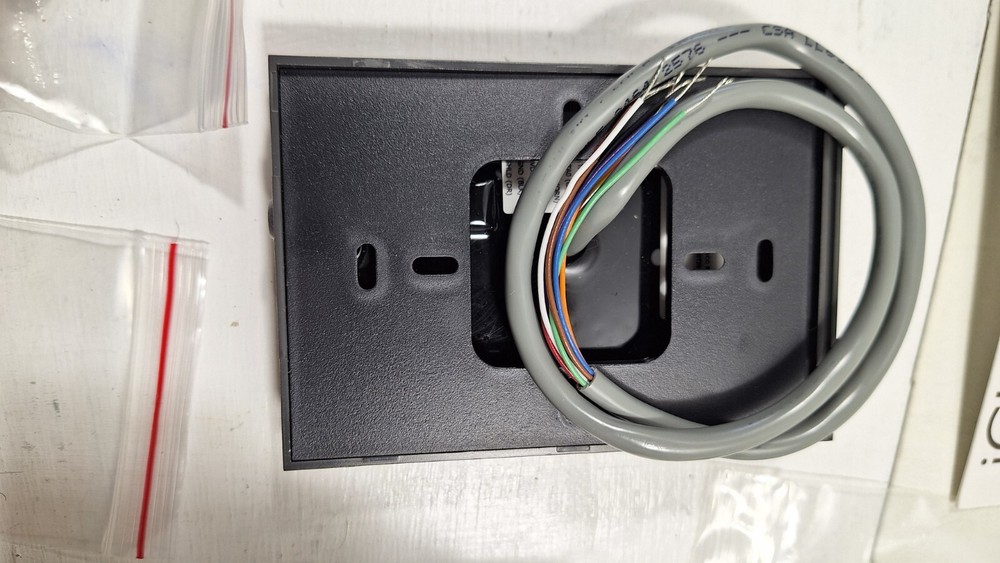 HID iCLASS Wall Switch Keypad Reader 6130cgn000200