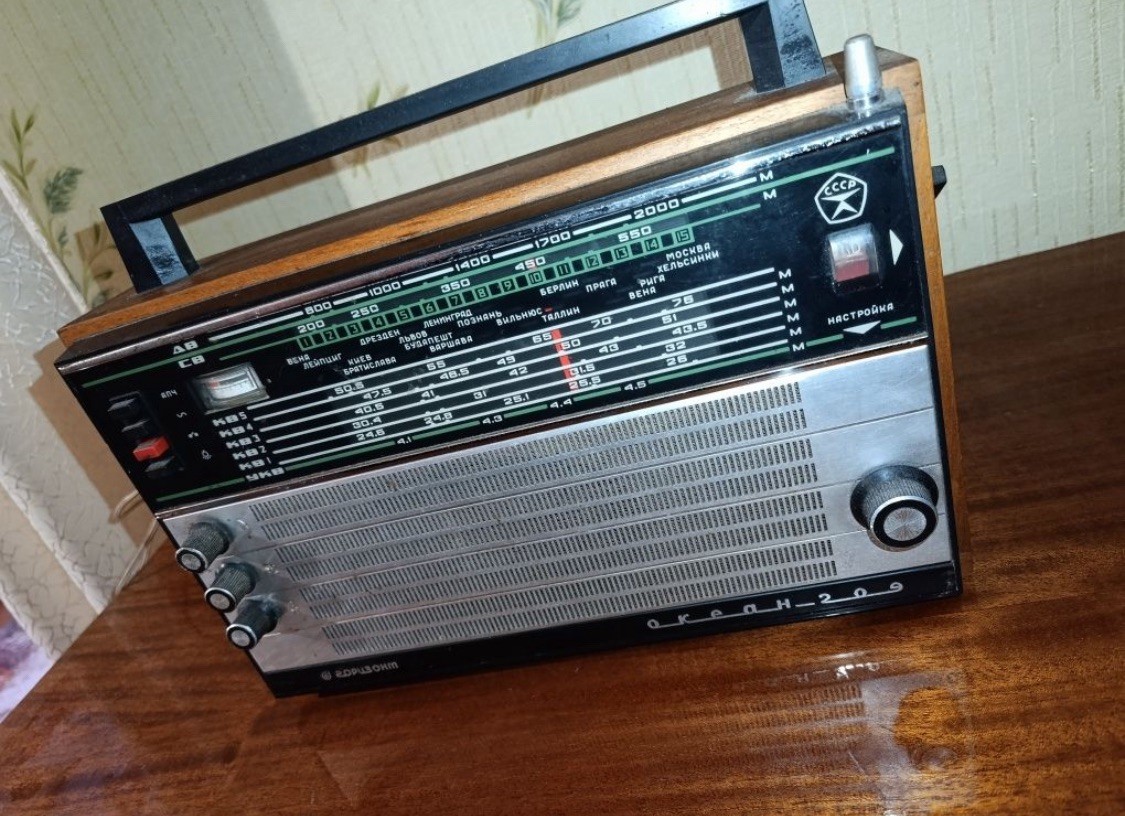 Vintage Soviet transistor radio OCEAN-209 (1980s, USSR) with FM (#336)
