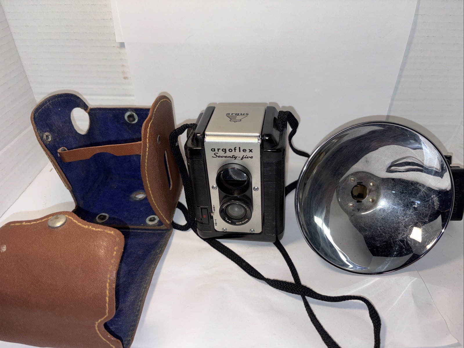 Argus Argoflex Camera Seventy Five 75 mm Camera w/Flashholder And Case Untested