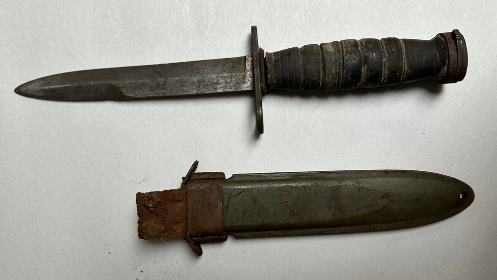 M1 CARBINE "CAMILLUS" LEATHER HANDLE BAYONET WITH BROKEN M8 SCABBARD # USD-CML