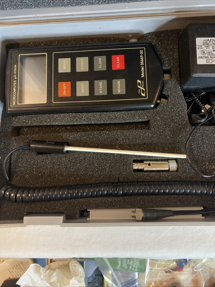 Cole Parmer 05669-00 Digital Handheld pH Meter w/Case