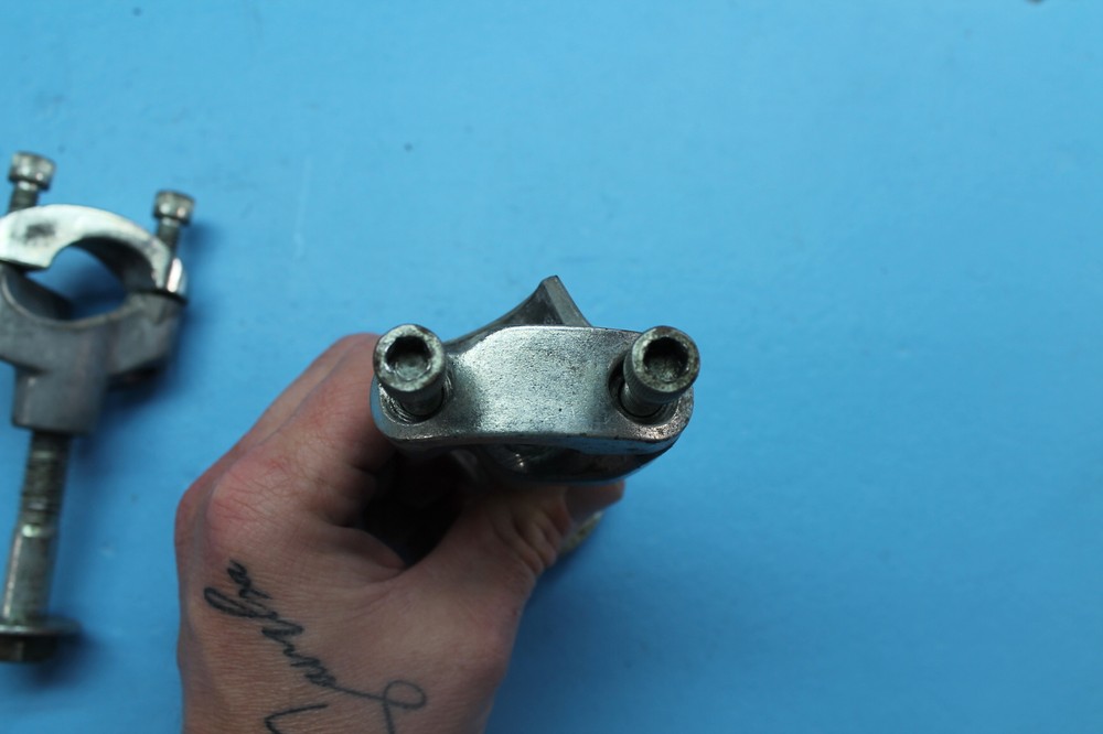1371 01 HARLEY-DAVIDSON ELECTRA GLIDE HANDLEBAR RISER TOP CLAMP