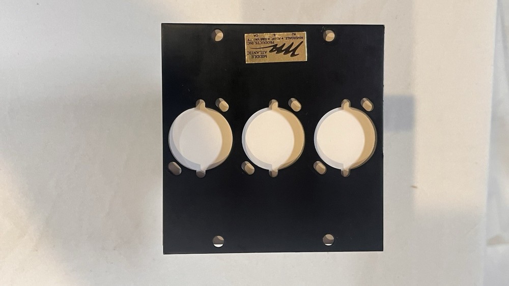 Middle Atlantic UNIV3 Three-Space Universal UCP Module