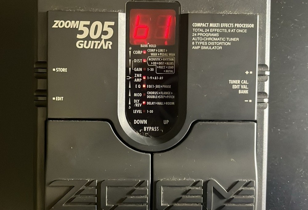 ZOOM 505 Multi Processor Pedal Compact Guitar Effector Japan w Cords Powers on