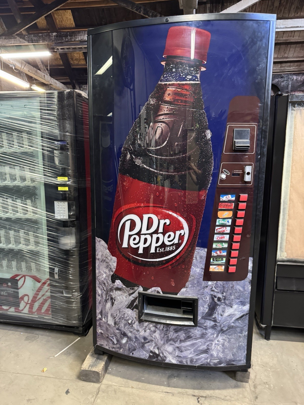 Royal 768 Vending Machine w/ Dr Pepper Graphic