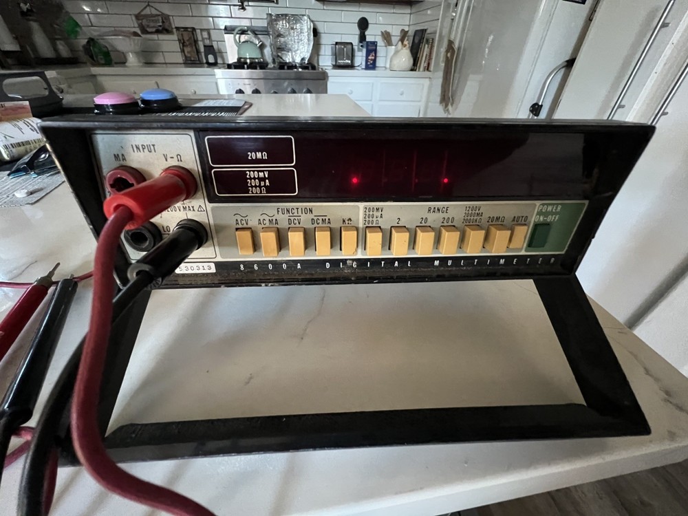 Fluke 8600A Digital Voltmeter Multimeter. For Parts or Repair