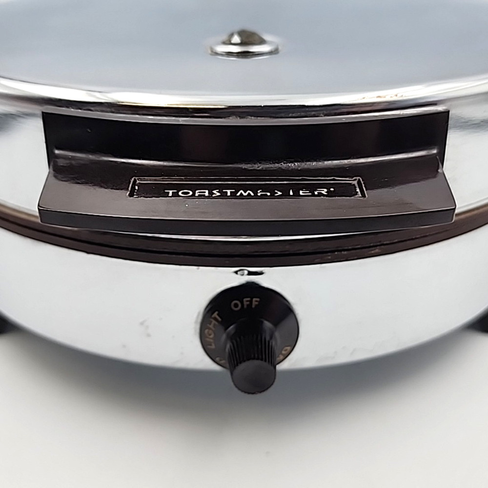 Toastmaster Waffle Baker Chrome Round Automatic Model 252 - 650W Vintage
