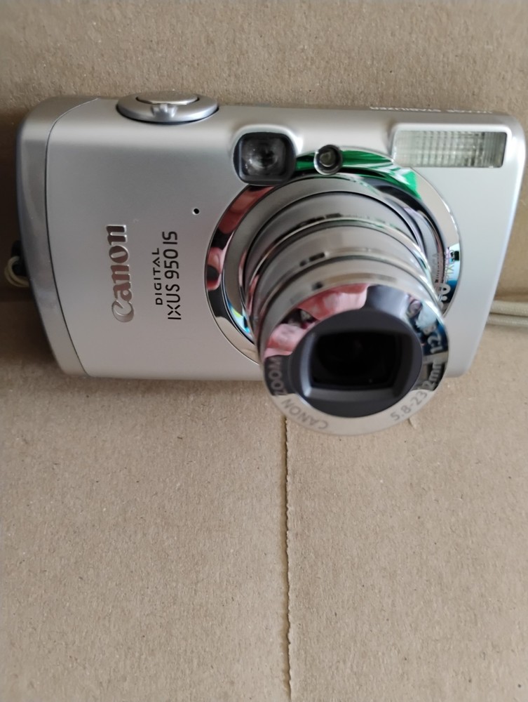 Canon IXUS 950 Is Digital Camera 8MP, Compact, Silver plus case