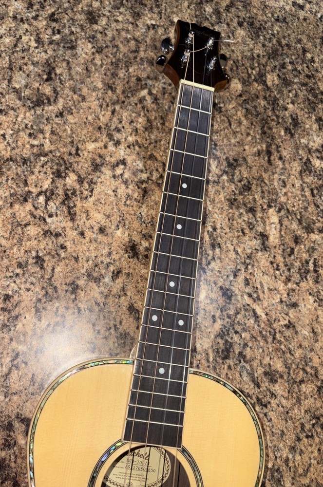 Mitchell MUB70S Baritone Ukulele Natural Plus Black Carrying Case