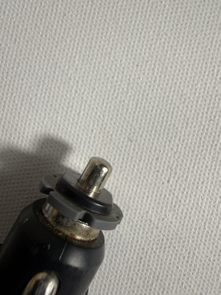 PremierBluetooth FM Transmitor for vehicles Stream Music And Take Calls HandsFR