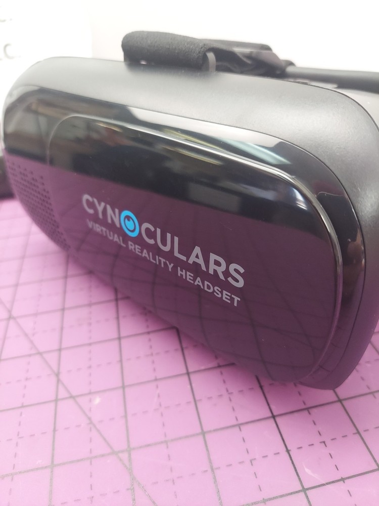 Cynoculars Virtual Reality Headset and Wireless Remote Pre-Owned