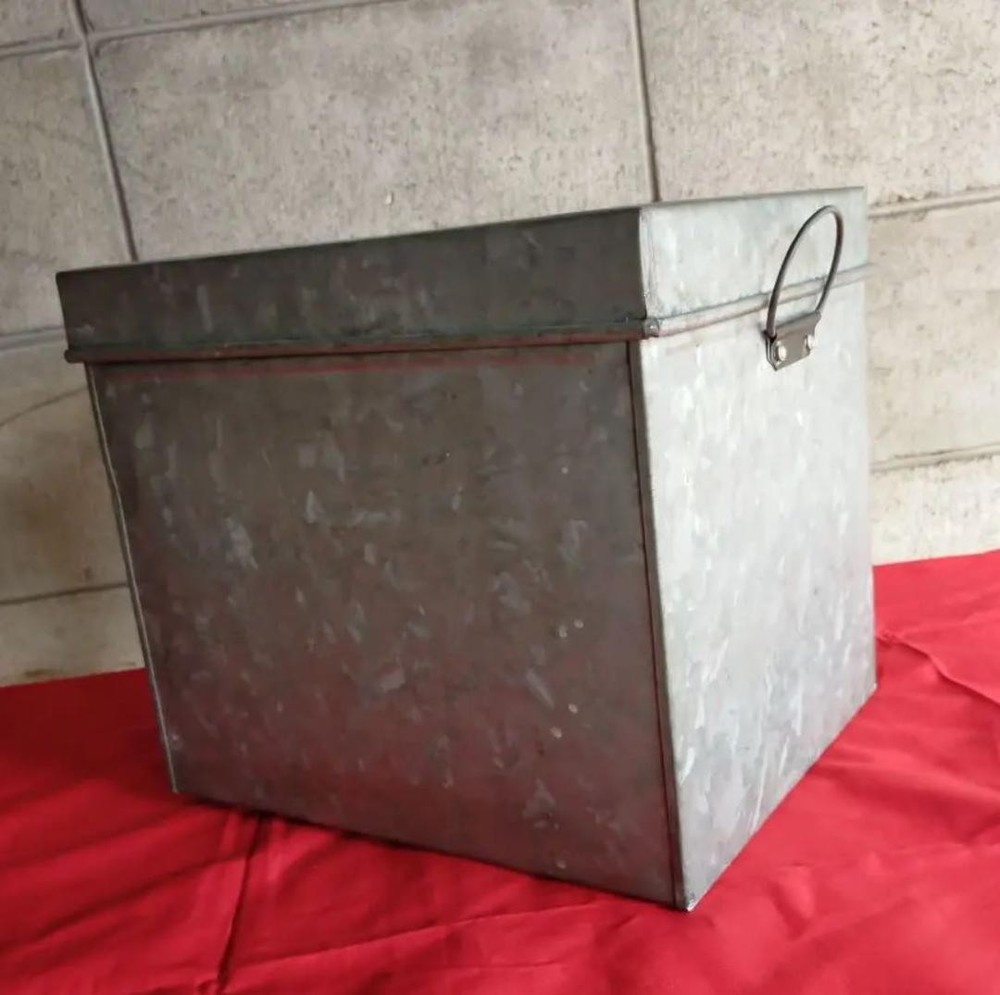 Showa retro tin can