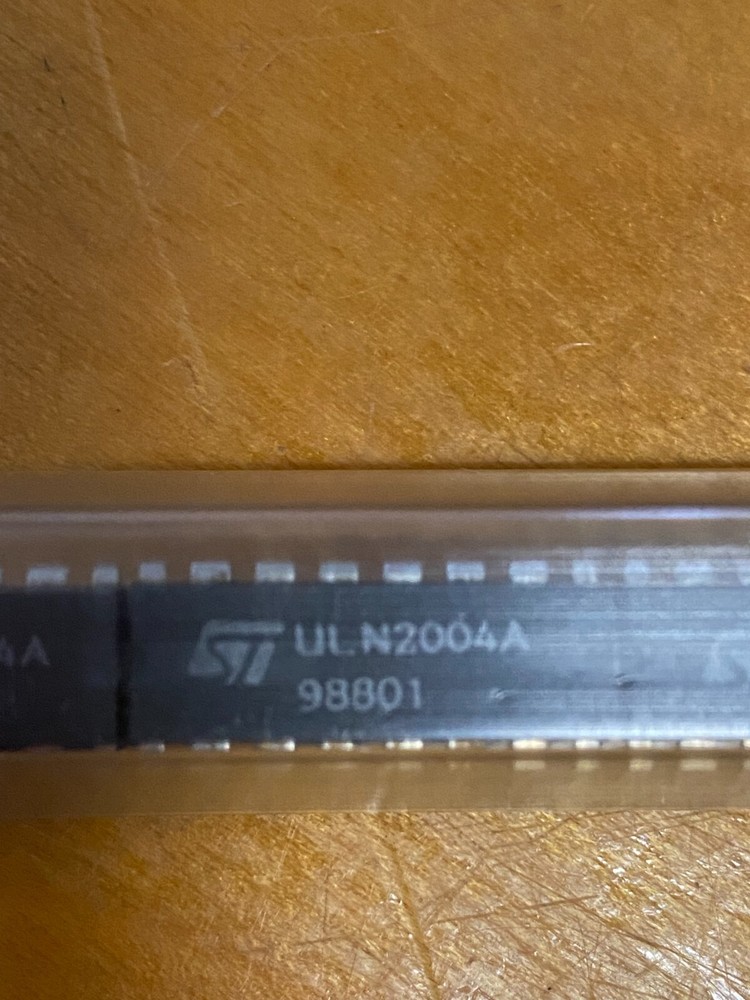 STMicroelectronics ULN2004A DIP16 power switch/driver ic