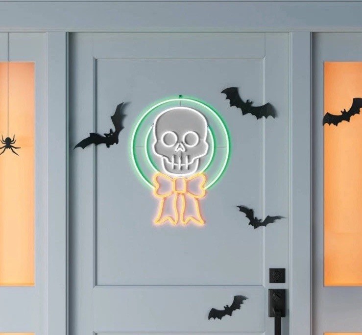 HYDE & EEK! Skull Wreath Neon Wall Light NEW