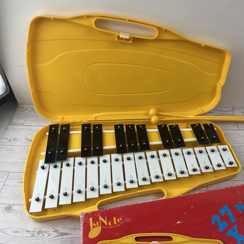 Trophy 25 Note Xylophone (Glockenspiel) with Mallets and Case