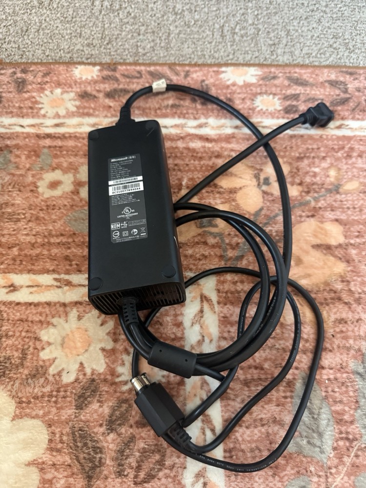 Xbox 360- Includes 4 Games 3 Controllers