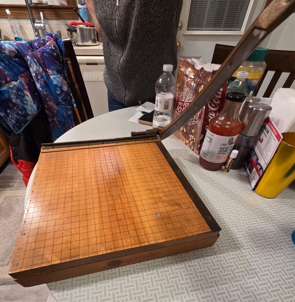 Paper cutter