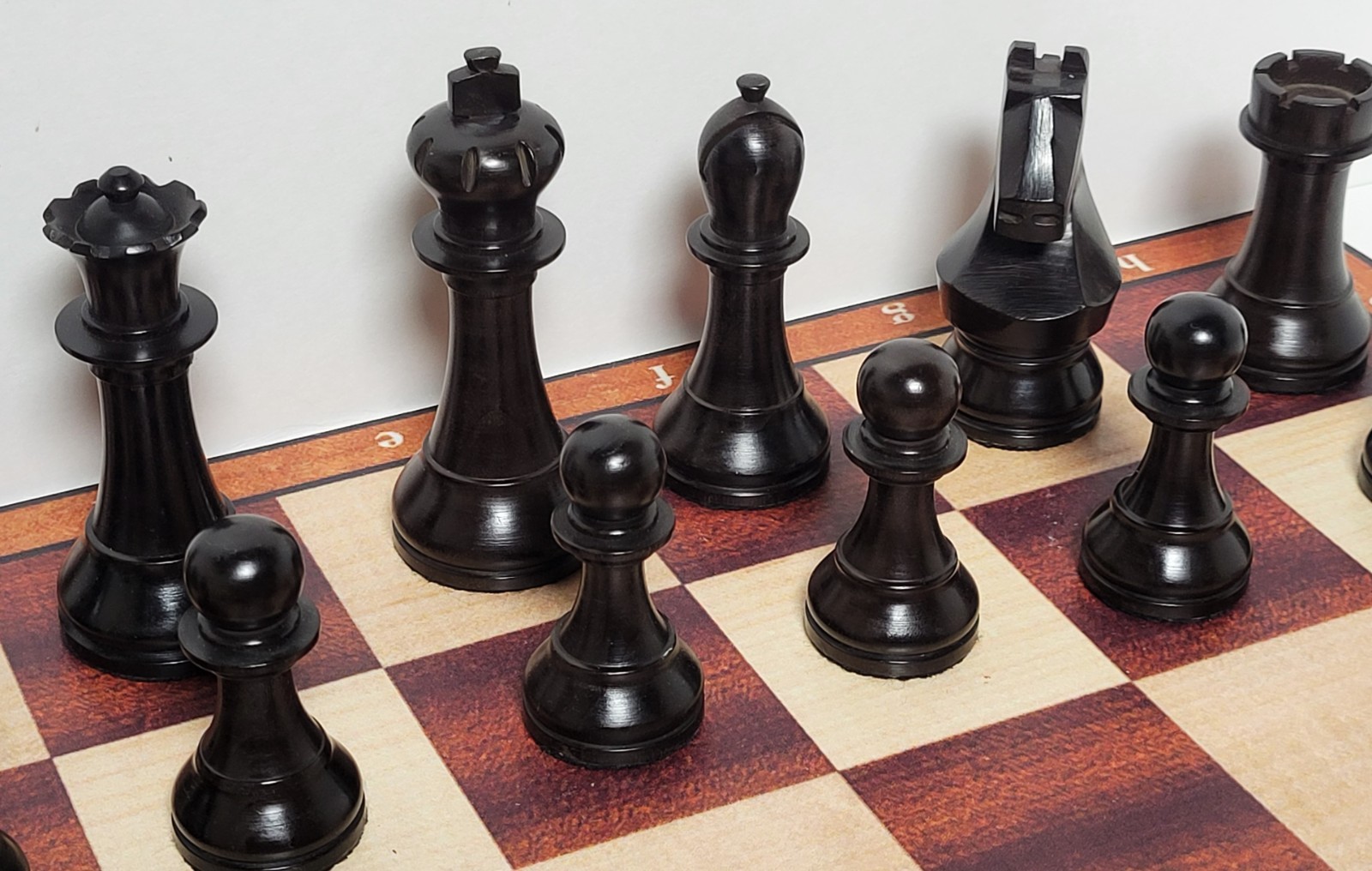 WORLD CHAMPIONSHIP STYLE CHESSMEN - 19 in. VINYL MAT - 4 QUEENS - K=3¾ in. (L07)