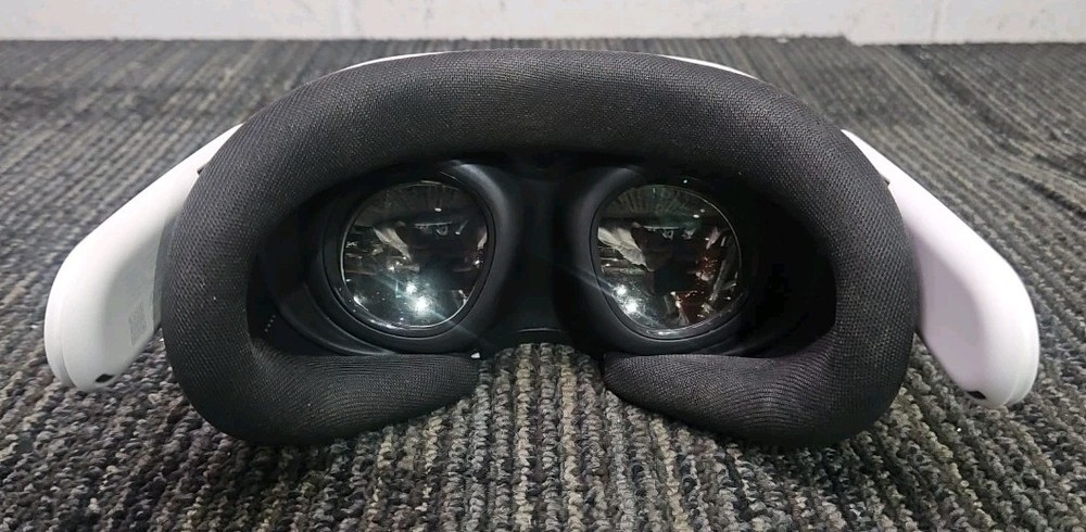 Meta Quest 3 S3A Virtual Reality Headset + 2 Controllers - READ