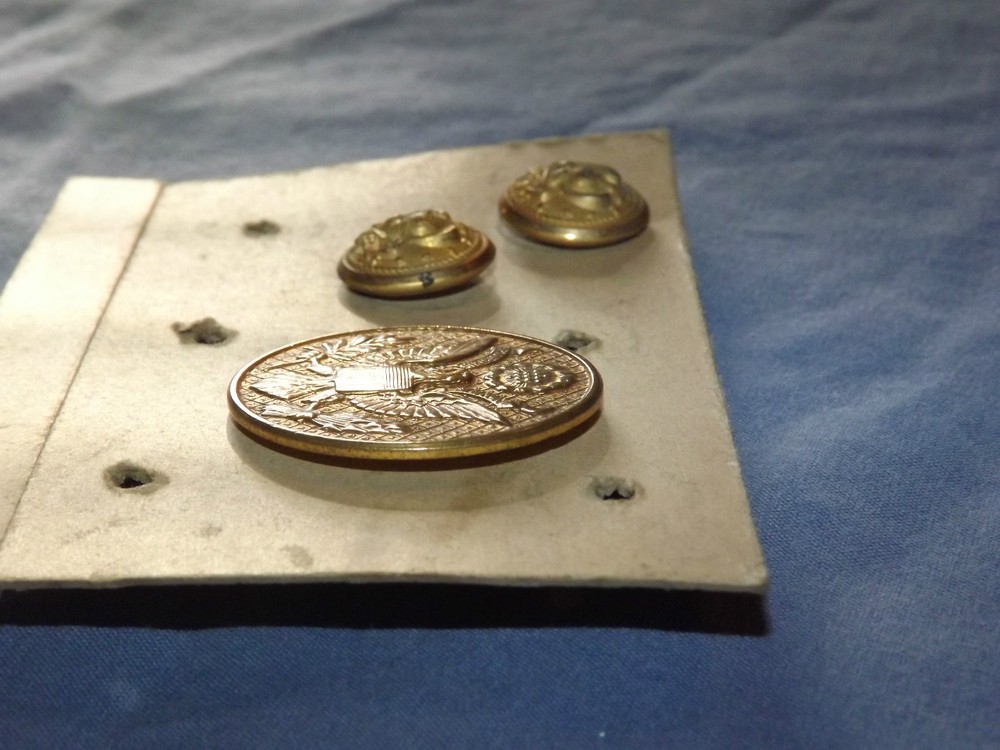 VINTAGE WWII MILITARY EAGLE HAT BADGE & 2 EAGLE ANCHOR PINS