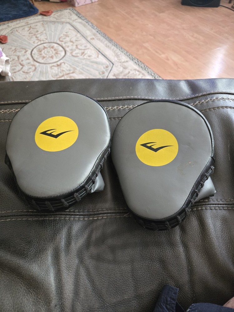 Everlast Boxing Mantis Punch Mitts for Boxing MMA Training