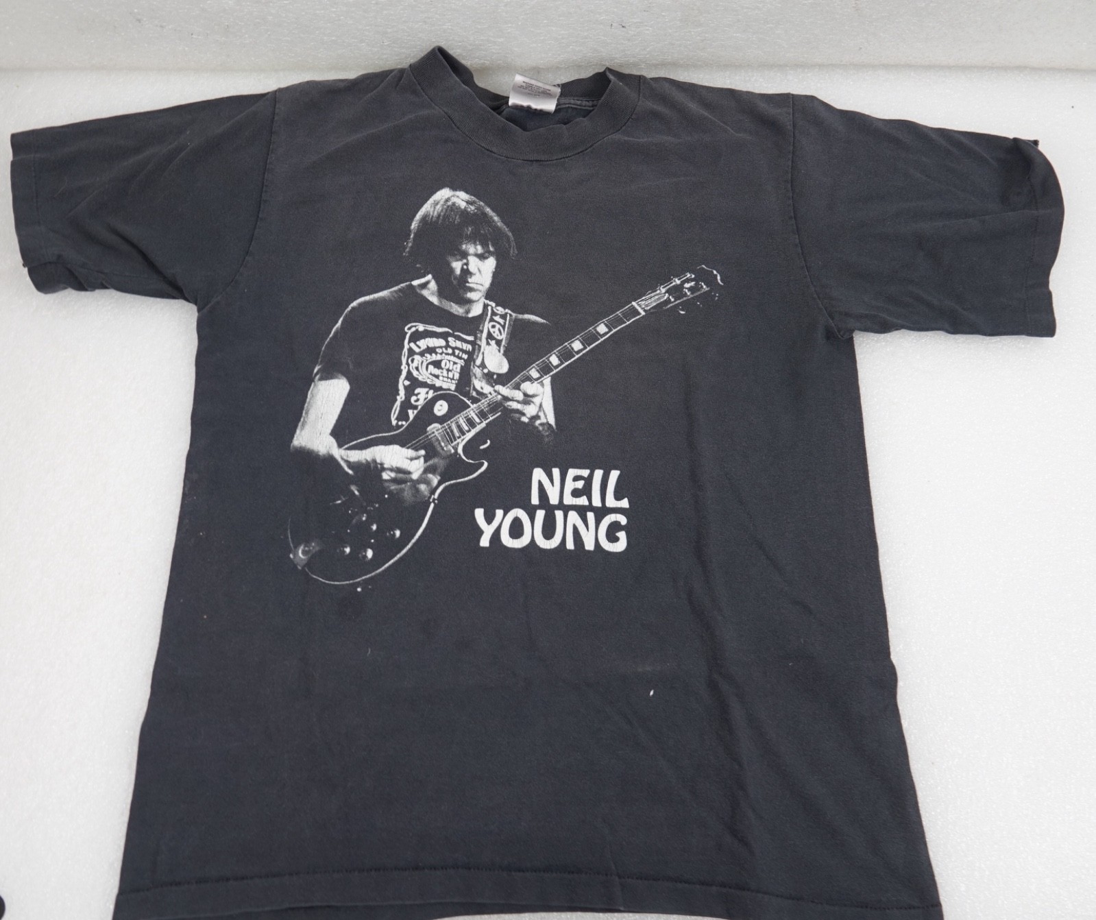 VINTAGE T-SHIRT USA SIZE LARGE NEIL YOUNG WEARING A LYNYRD SKYNYRD TEE 1990'S