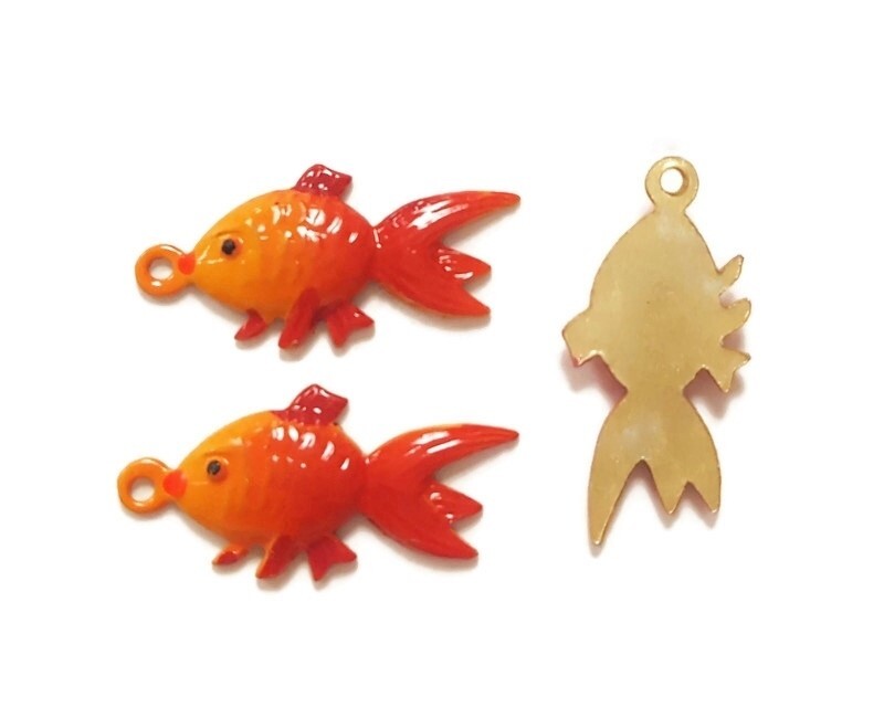 12 VINTAGE HAND PAINTED FISH GOLDFISH GOLD PLATED PENDANT BEAD CHARMS 5399