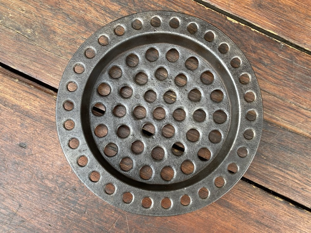 Gate Marked Eccentric Pot/Kettle Trivet