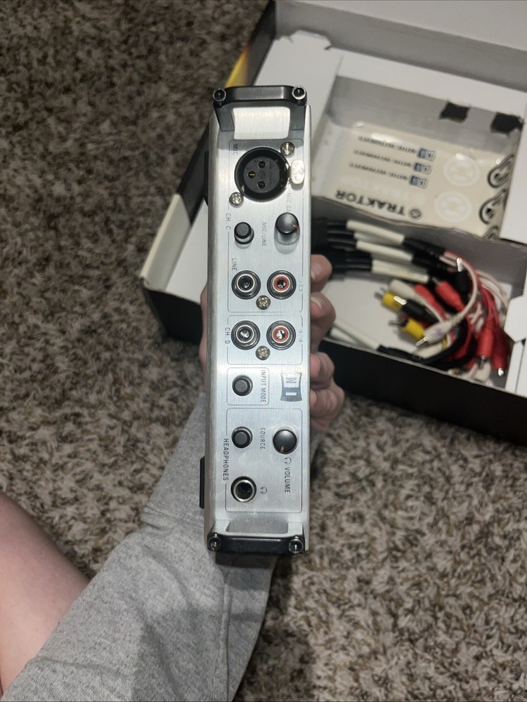 Native Instruments Traktor Scratch Pro DJ Performance Package Audio 8