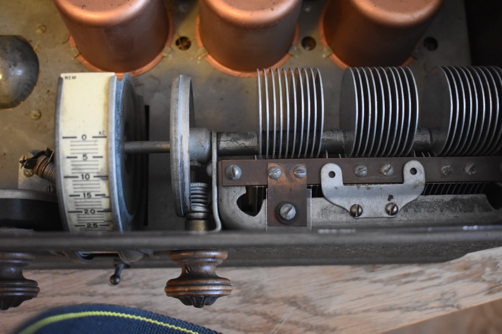 Vintage Neutrodyne Elec Recvr Breadbox Radio All tubes + Frost Fones 161 headset