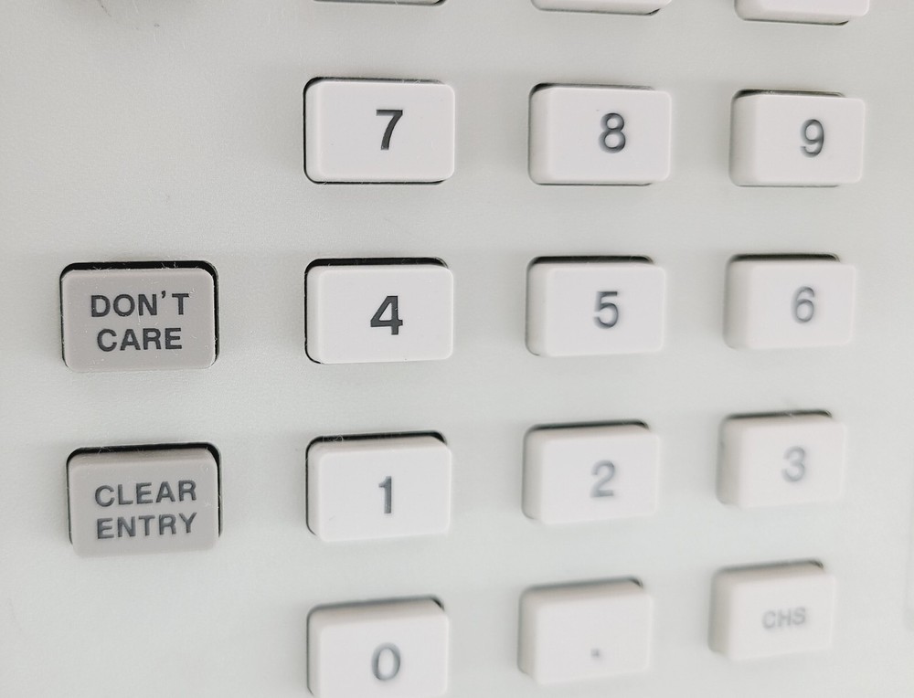 Hewlett Packard (HP) 1651A Logic Analyzer with Data Cables and Disc