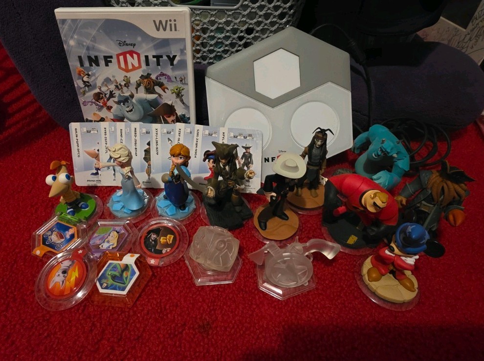 Disney Infinity Wii Bundle Game, Base, Characters, Power Discs, Cards