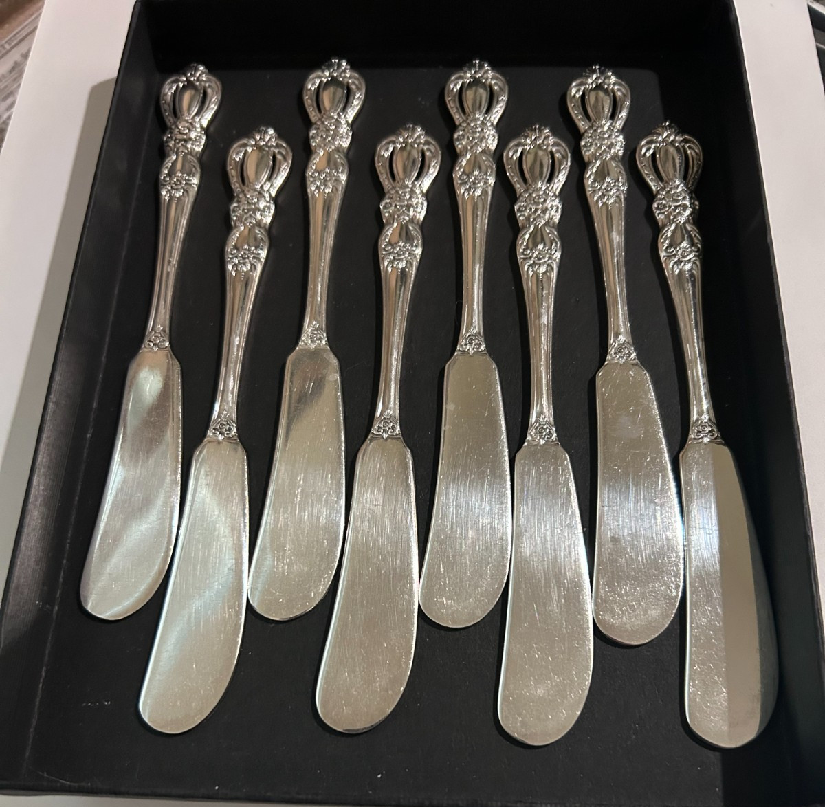 Set of 8 GRAND HERITAGE pattern individual Butter Knives Approx 6" ROGERS BRO