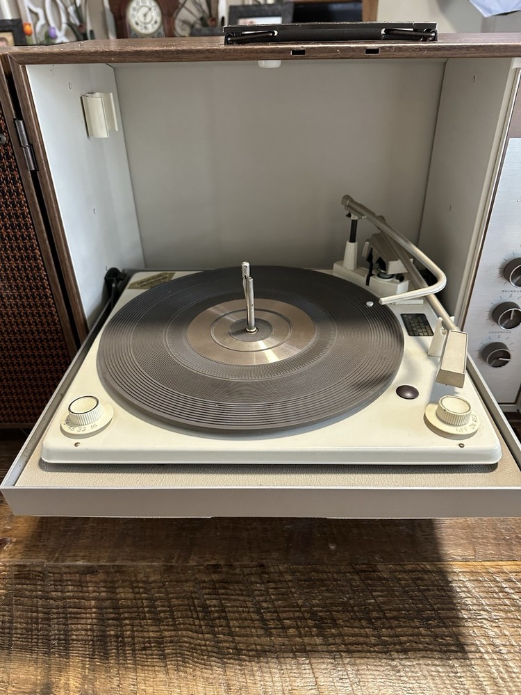 Zenith 7552W Stereo Phonograph Record Player Solid State Fold-Out Speakers USA