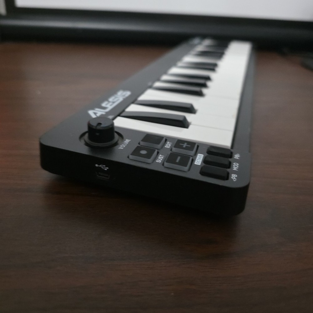 Alesis Qmini - Portable 32 Key USB MIDI Keyboard Controller with Velocity