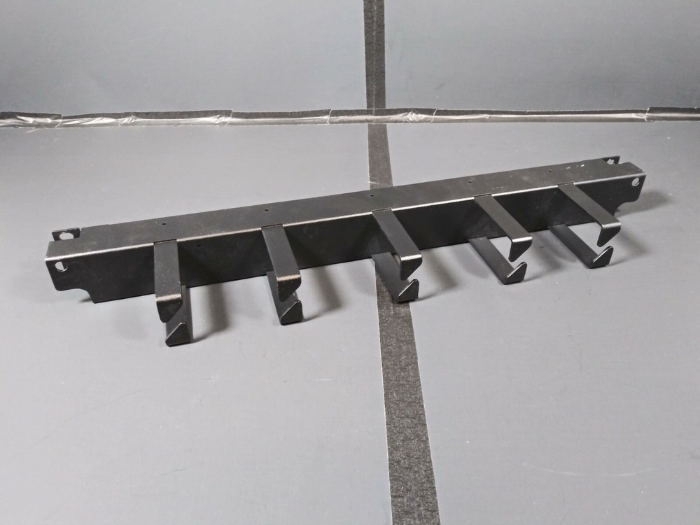 Chatsworth Horizontal Wire Management Panel for Vertical Cabling Section 1U BLK